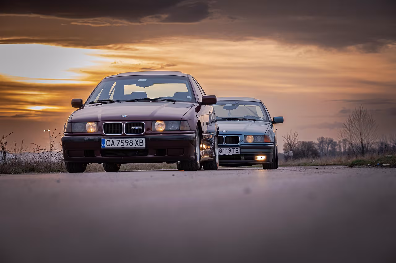 夕景の中に並ぶ2台のBMW