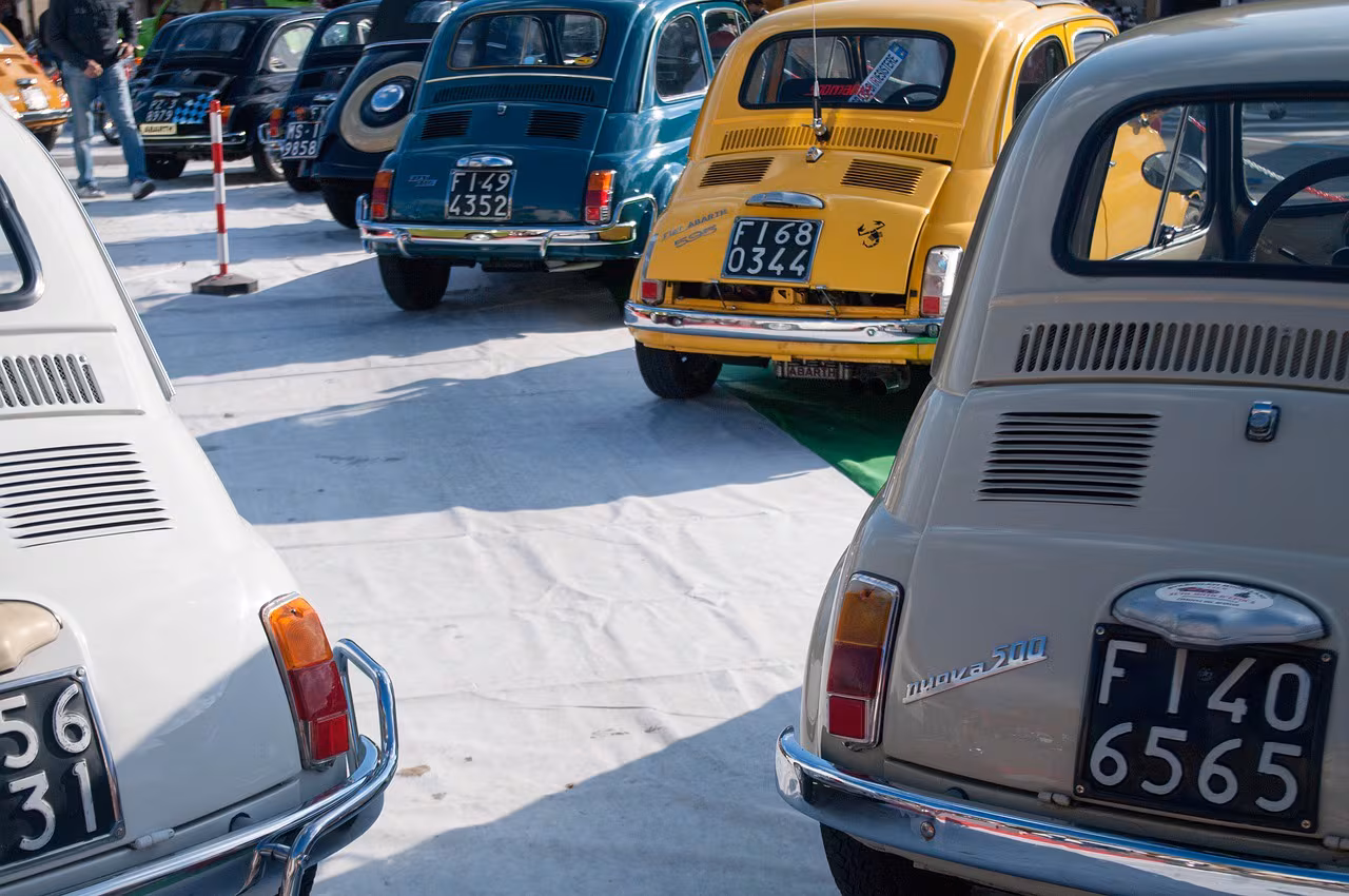 イベント会場に並ぶクラシックFiat 500